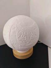 Lade das Bild in den Galerie-Viewer, 3D Mond Lithophane Ø 150 mm mit personalisiertem Bild.