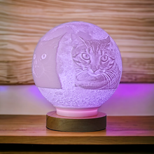 Lade das Bild in den Galerie-Viewer, 3D Mond Lithophane Ø 150 mm mit personalisiertem Bild.