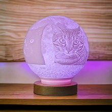 Lade das Bild in den Galerie-Viewer, 3D Mond Lithophane  Ø 150 mm mit personalisiertem Bild.
