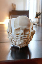 Lade das Bild in den Galerie-Viewer, 3D Teelichtglashalter &quot;3 Wise Skulls&quot;
