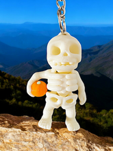 Lade das Bild in den Galerie-Viewer, 3D Schlüsselringe / Figur Tiny Skeleton in verschiedenen Ausführungen
